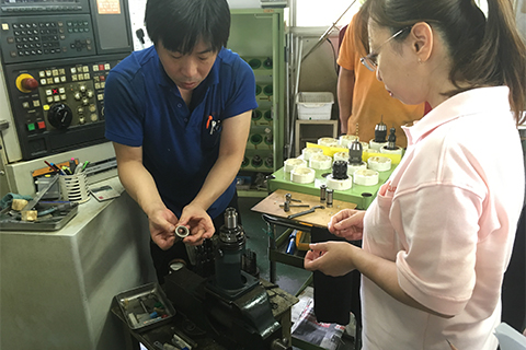 マシニングセンターの多能工化の様子写真1