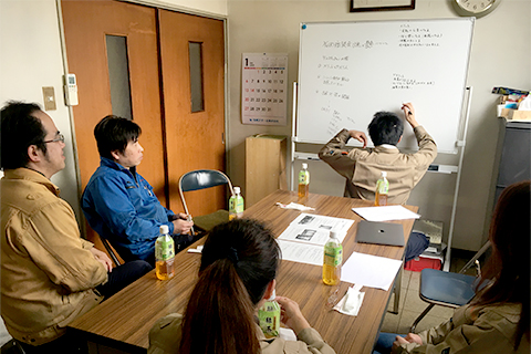 座学と展示会出展会議の様子写真2